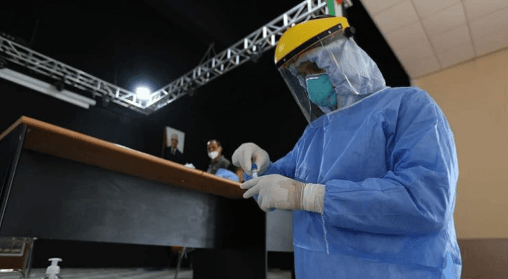 عامل في القطاع الصحي الفلسطيني يحضر جرعة من لقاح كورونا - أرشيفية
