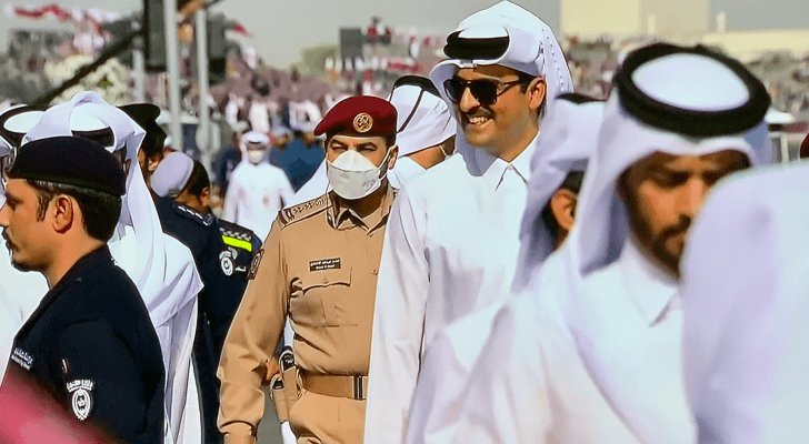 تميم أثناء إلقاء التحية على المواطنين