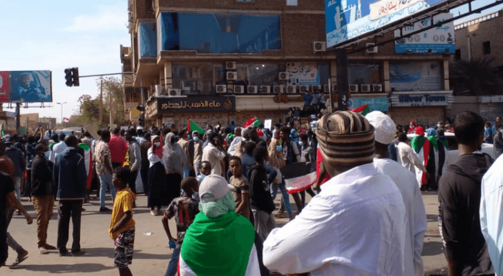 سوادنيون يتوجهون صوب القصر الرئاسي ويطالبون بالحكم المدني