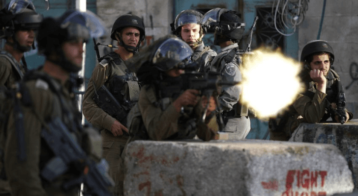 جندي في قوات الاحتلال الإسرائيلي يطلق النار على فلسطينيين - أرشيفية