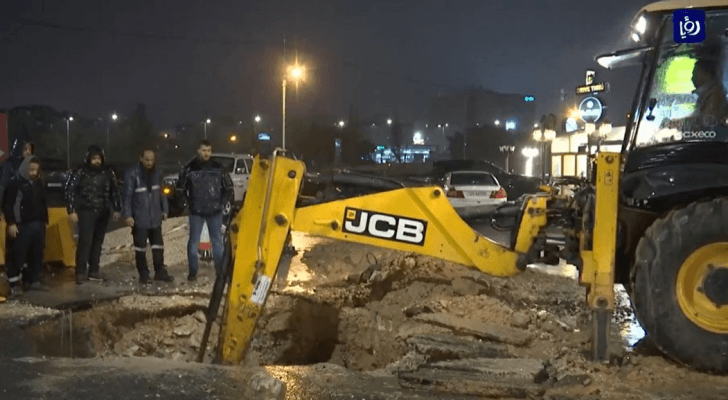 انهيار جزء من شارع في منطقة الدوار السابع بسبب كسر خط مياه