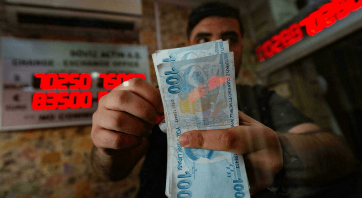 /وظف في مكتب صرافة يعد أوراقا من الليرة التركية - ا ف ب