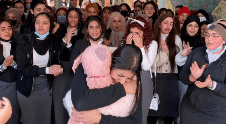 مريم وسط زميلاتها في معهد الفنون