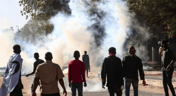 إصابة عشرات المحتجين في احتجاجات السودان.. وعودة الإنترنت والإتصالات
