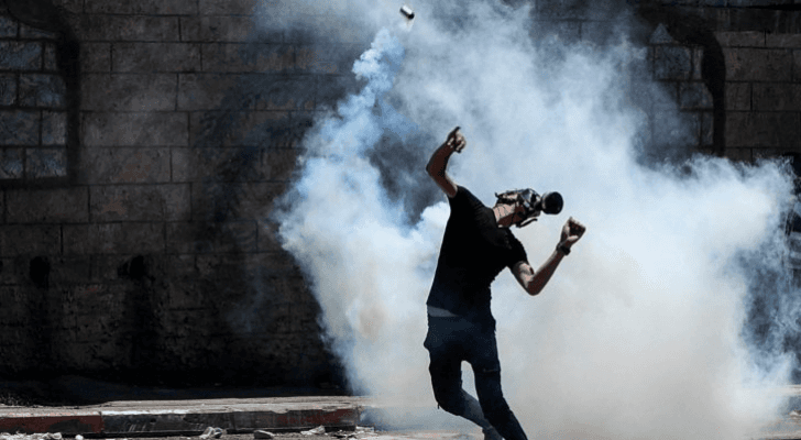 شاب فلسطيني يرتدي قناعا واقيا من الغاز في مواجهات سابقة مع قوات الاحتلال