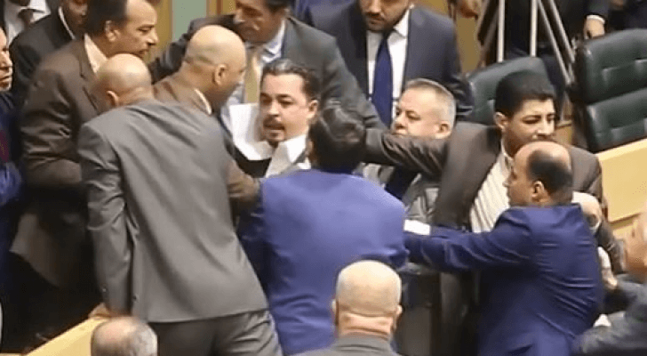 صورة للمشاجرة التي نشبت تحت القبة