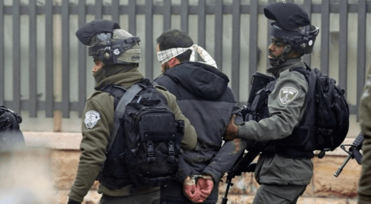 قوات الاحتلال تعتقل فلسطينيا- ارشيفية