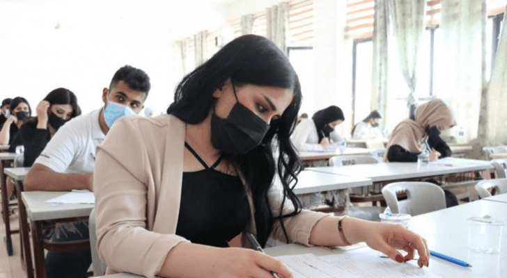 طالبة تؤدي امتحان - ارشيفية