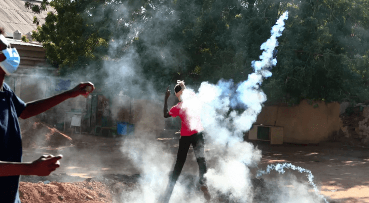 السودان.. اطلاق قنابل الغاز المسيل للدموع والصوتية لتفرقة المتظاهرين