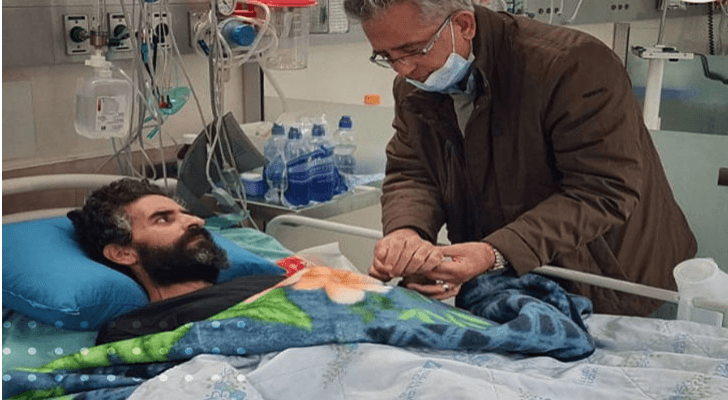 وفد من وزارة الصحة الفلسطينية يجري فحصا سريريا للأسير هشام أبو هواش
