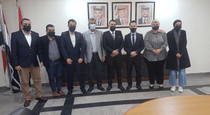 صورة تذكارية لوزير الخرابشة مع عدد من شباب المعهد السياسي