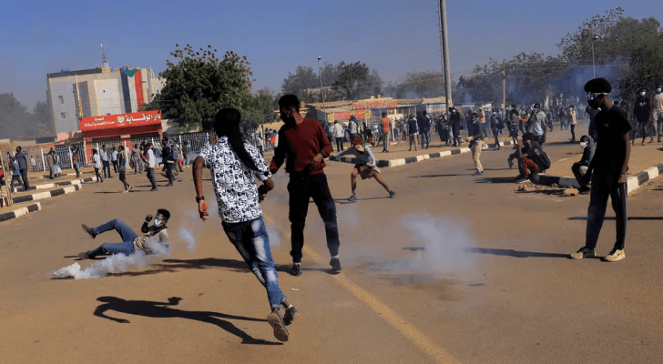قوات الأمن السودانية تطلق قنابل الغاز على المحتجين