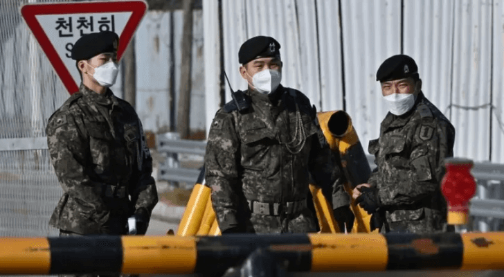 عناصر من الجيش يقفون على الحدود بين الكوريتين الجنوبية والشمالية