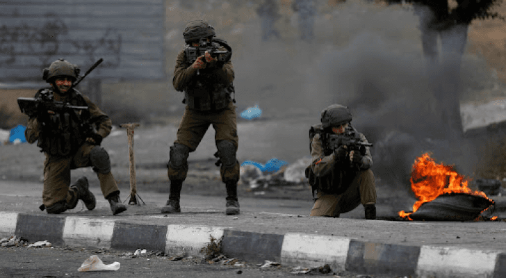 جنود الاحتلال الإسرائيلي يطلقون النار على الفلسطينيين في بيت أمر شمال الخليل - أرشيفية