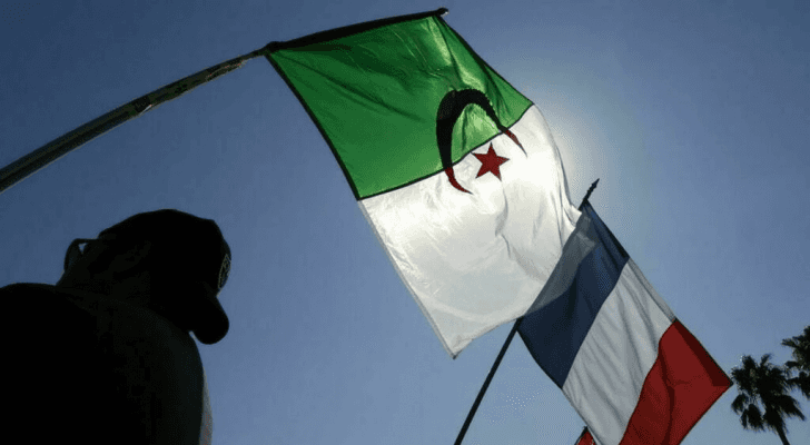العلم الجزائري إلى جانب العلم الفرنسي أ ف ب