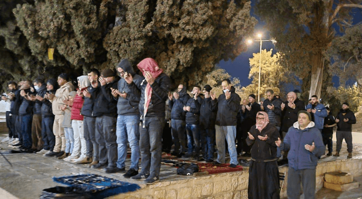 آلاف الفلسطينيون يؤدون صلاة الفجر في المسجد الأقصى