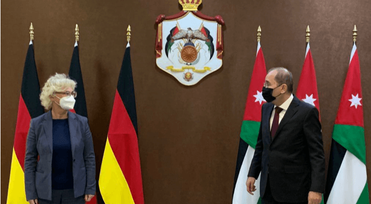 الصفدي يجري مباحثات مع وزيرة الدفاع الألمانية كريستين لامبرخت