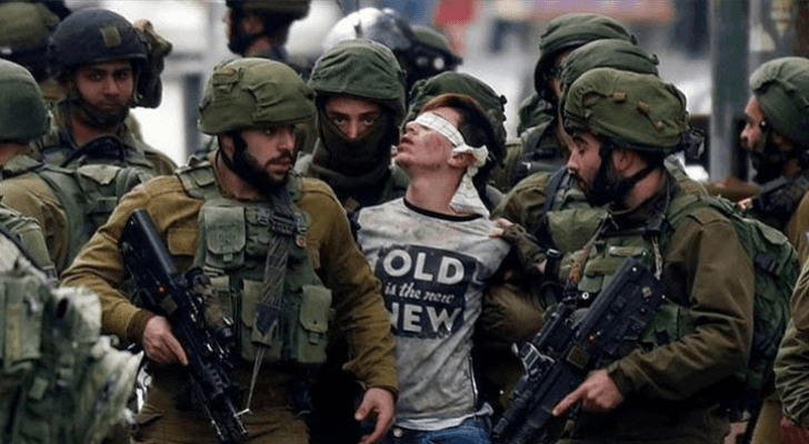 قوات الاحتلال تعتقل فلسطينيا - ارشيفية