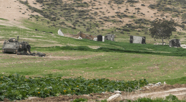 آلية عسكرية في إحدى أراضي خربة ابزيق