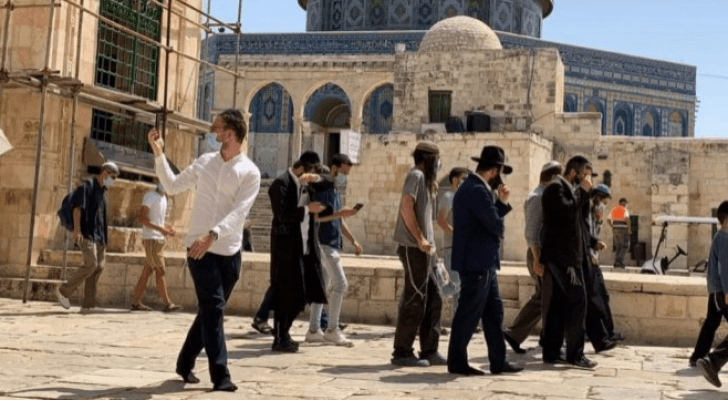 مستوطنون يقتحمون باحات المسجد الأقصى