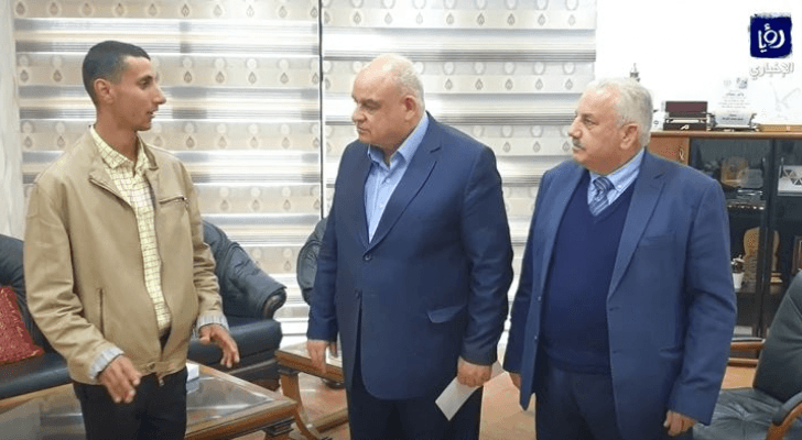المحافظة وغرفة التجارة تكرمان الشاب الذي عثر على 17 الف دينار في اربد
