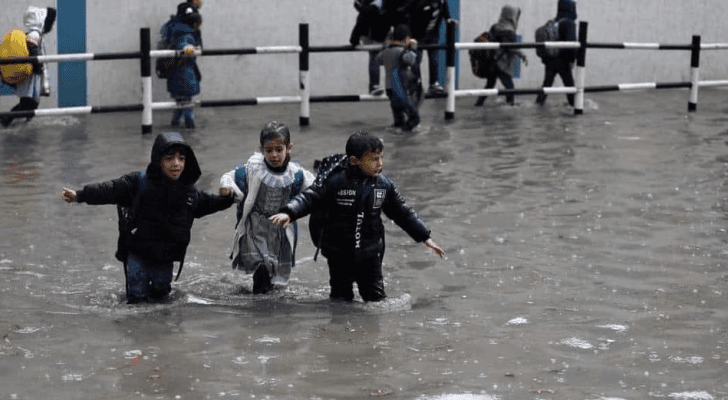 طلبة في جمع مياه أمام إحدى المدارس في غزة