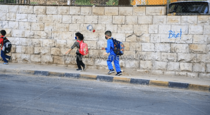 طلبة يتوجهون إلى المدارس - ارشيفية