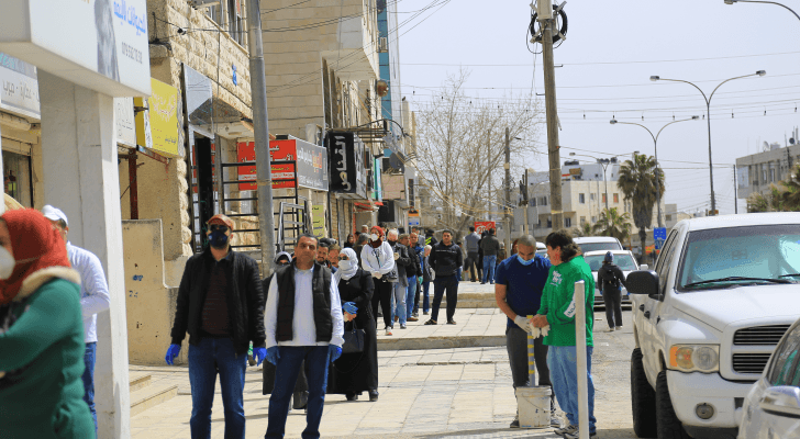 مواطنون أردنيون يحافظون على التباعد الاجتماعي