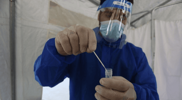 عامل في القطاع الصحي الفلسطيني يحضر جرعة من لقاح كورونا - أرشيفية