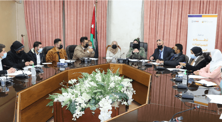 جانب من لقاء قبيلات مع مجموعة من الشباب والشابات