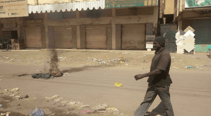 متاجر مغلقة في سوق السجانة في الخرطوم تلبية لدعوة إلى عصيان مدني