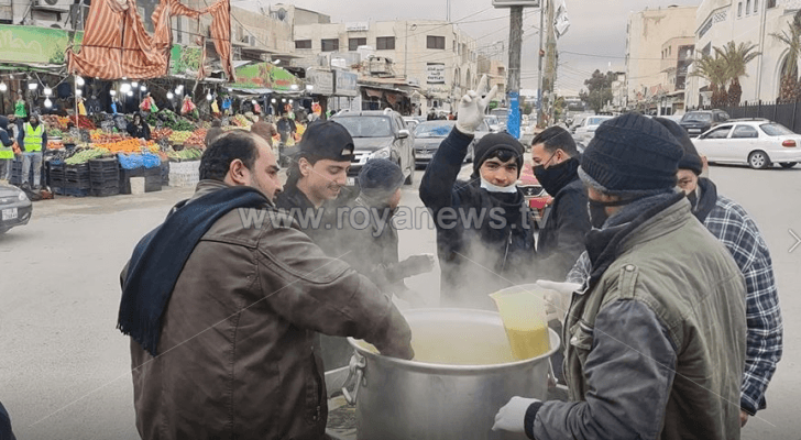 شباب معان يوزع العدس على المارة
