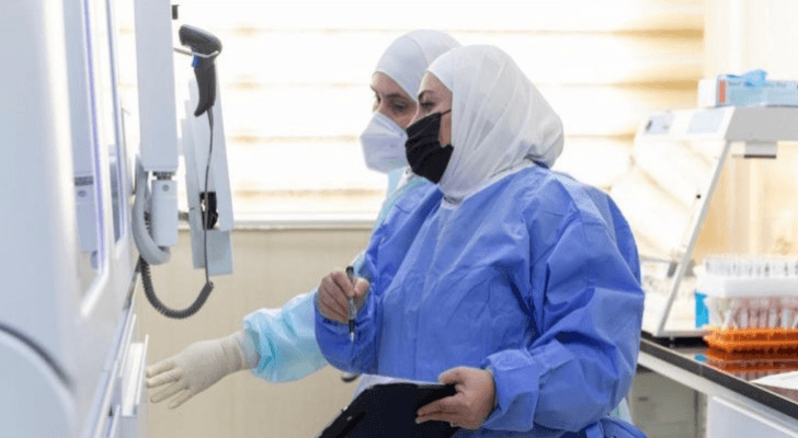عاملتان في القطاع الصحي الأردني تراقبان المؤشرات الحيوية لمصاب بكورونا - أرشيفية