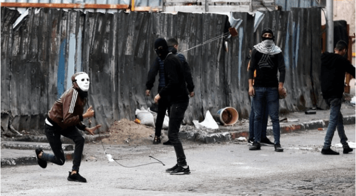 شبان فلسطينيون في مواجهات مع الاحتلال في كفر قدوم