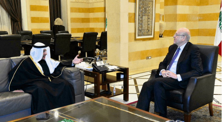 صورة وزعتها وكالة التصوير اللبنانية "دالاتي ونهرا" لرئيس الوزراء اللبناني نجيب ميقاتي (يمين) مستقبلا وزير الخارجية الكويتي الشيخ أحمد ناصر المحمد الص