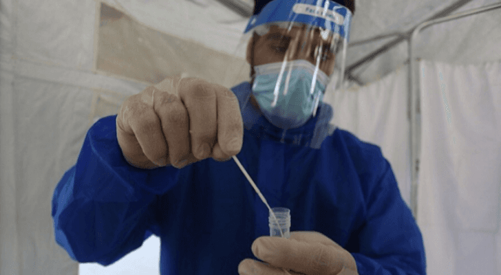 عامل في القطاع الصحي الفلسطيني يحضر جرعة من لقاح كورونا