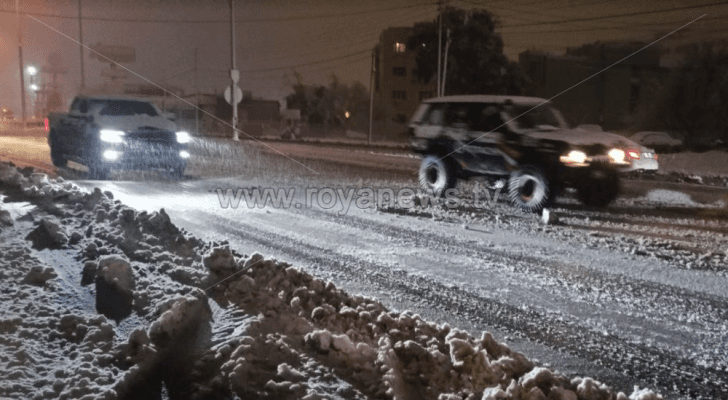 مركبات تسير في الثلوج