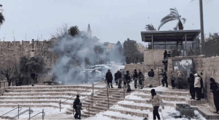 قوات الاحتلال تلاحق فلسطينيين خرجوا للهو بالثلج