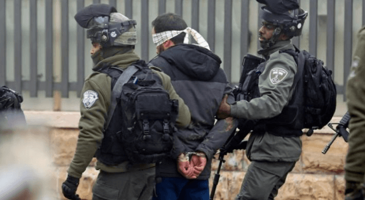 فلسطيني أثناء اعتقاله