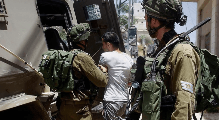 قوات الاحتلال تعتقل فلسطينيا