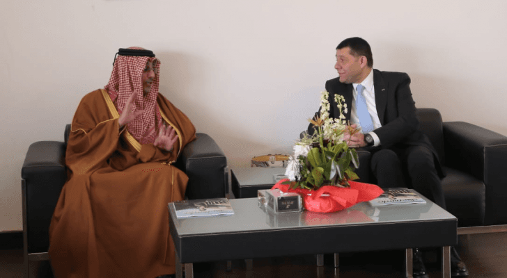 وزير العمل الأردني نايف استيتية (يمين) ووزير العمل القطري علي المري (يسار)