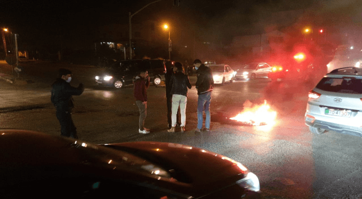 مراسل رؤيا: حرق إطارات على إشارة الصريح إثر اندلاع مشاجرة
