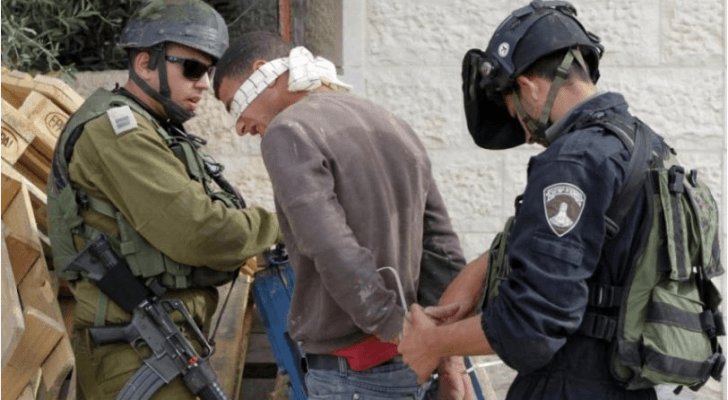 قوات الاحتلال الإسرائيلي تعتقل شابا فلسطينيا - أرشيفية