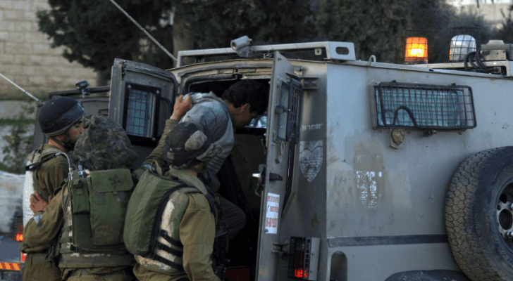 الاحتلال يعتقل فلسطينيا