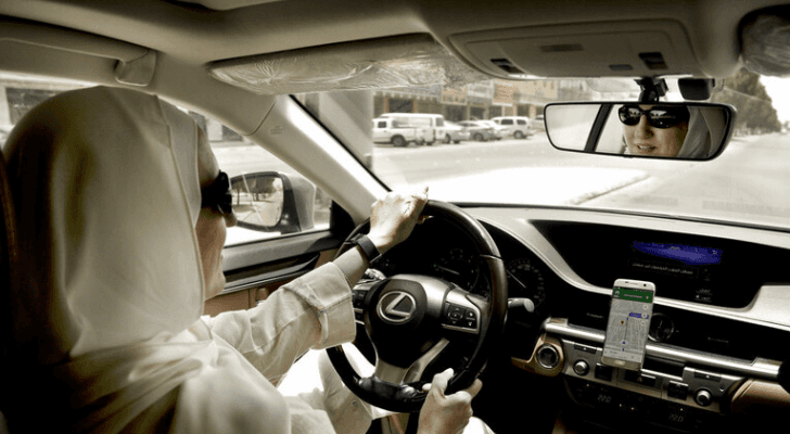 سيدة سعودية تقود مركبة