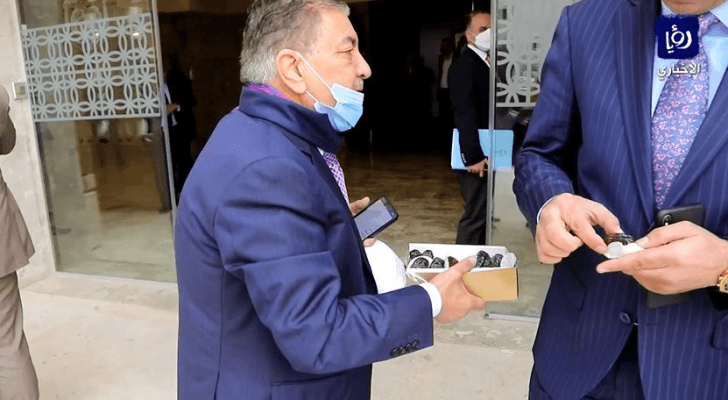 النائب الزعبي يوزع التمر