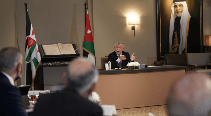 الملك عبدالله الثاني خلال لقائه كتابا وصحفيين