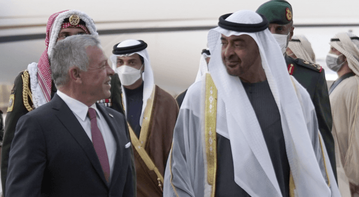 ولي عهد أبوظبي في مقدمة مستقبلي جلالة في مطار الرئاسة في أبوظبي