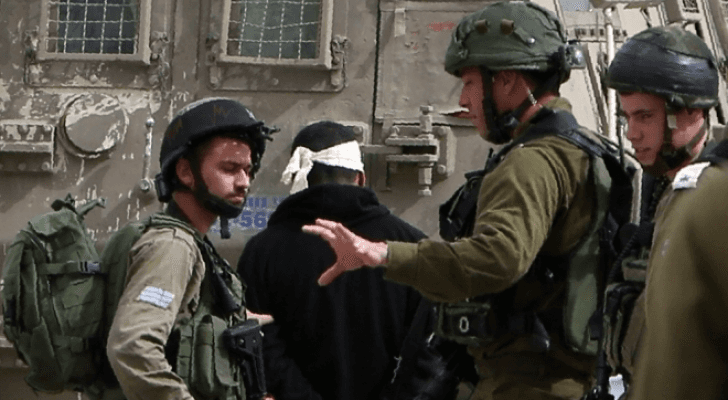 الاحتلال يعتقل فلسطينيا - أرشيفية