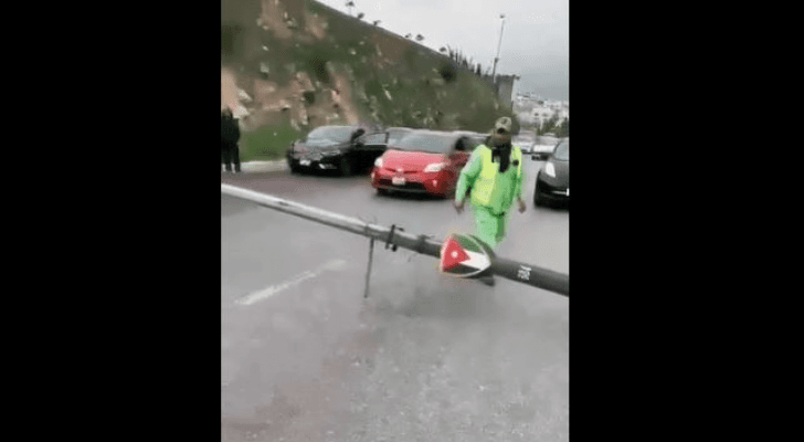 سقوط عامود كهرباء